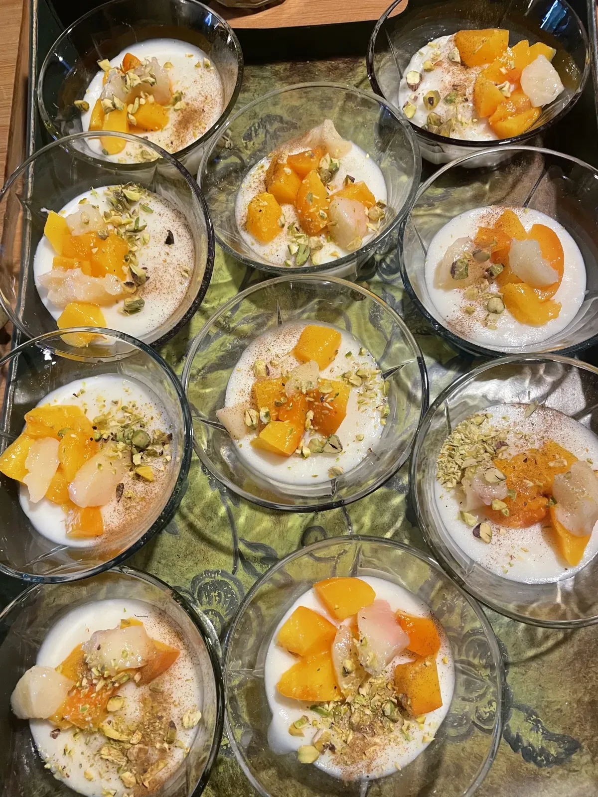 Verrines de dessert aux fruits et pistaches servies à la table d'hôtes