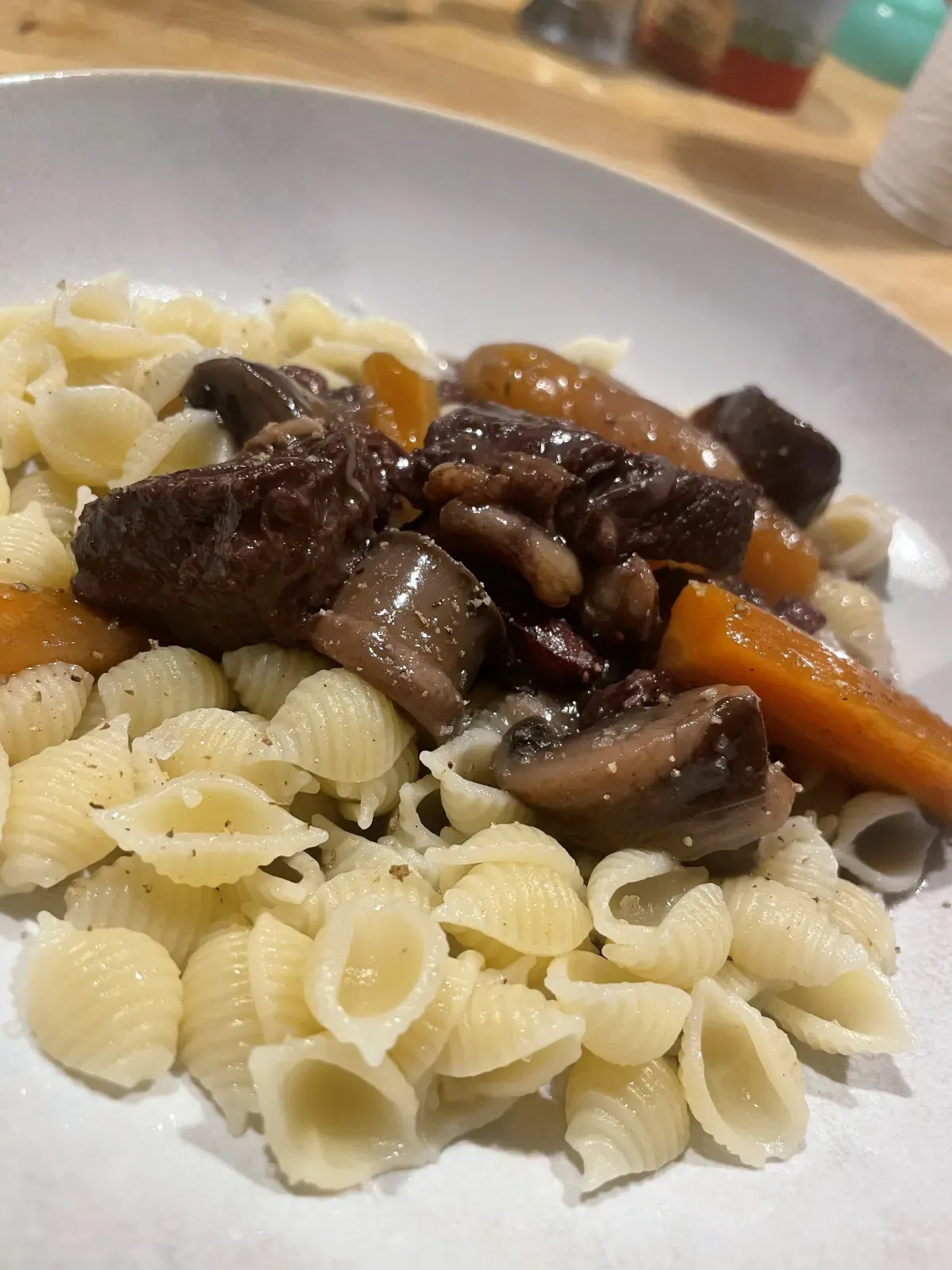 Mijoté de bœuf aux champignons et pâtes, plat de saison servi à la table d'hôtes du Pont de Burgen