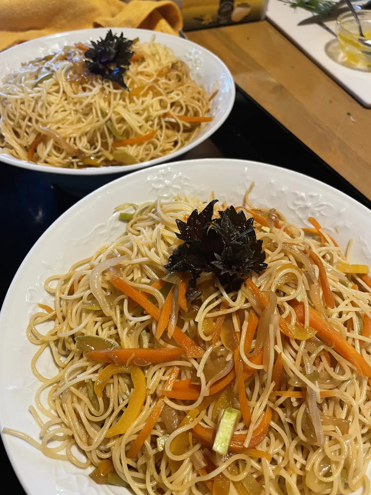 Nouilles sautées aux légumes du jardin, plat de la table d'hôtes du Pont de Burgen