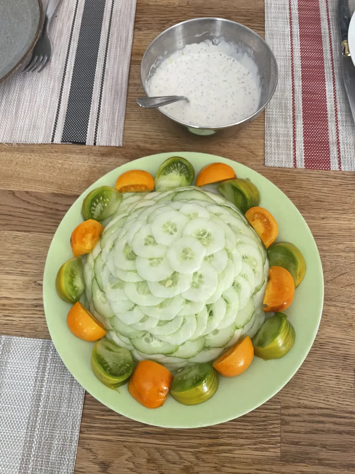 Salade de concombre en rosace et tomates du potager, table d'hôtes du Pont de Burgen