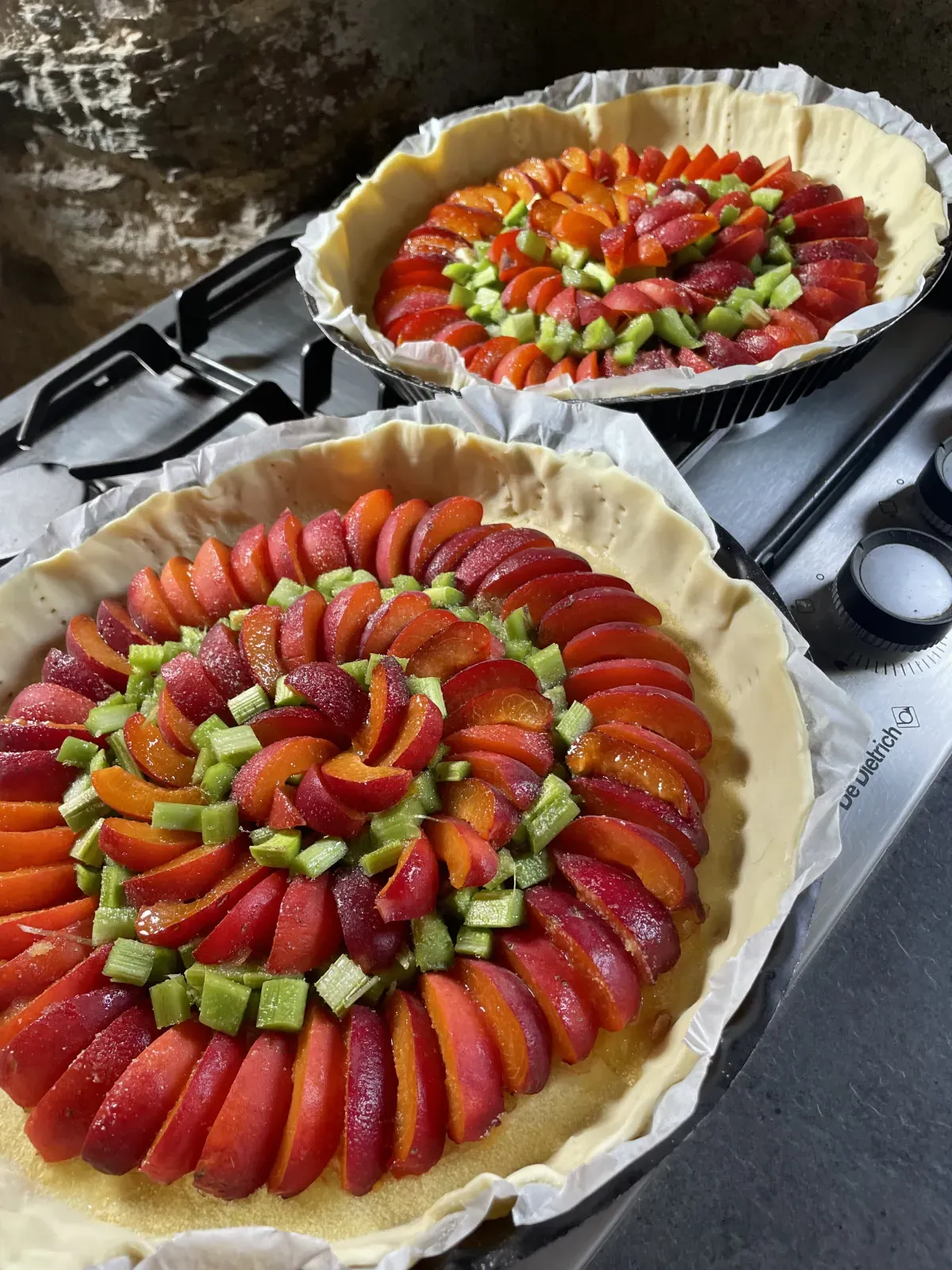 Tartes aux prunes et rhubarbe prêtes à cuire, pâtisserie maison du Pont de Burgen
